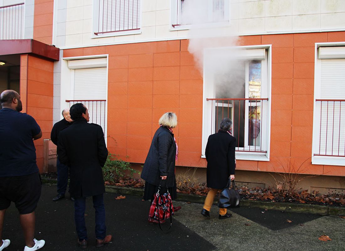 Des fumées s'échappent de l'appartement